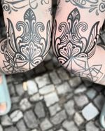 One step more on @lanalowlight Left knee is 5 years old, right one is fresh.Thanks again for your support 🩷#berlin #berlintattoo #berlintattooers #berlino #tattooaddict #tattoos #blackink #blackworkextreme @onlyblackart @blkttt #blxink #darkornaments #tattooart #blackworkers #bttt #omfgeometry #crassornaments #ornamentaltattoo #ornamentalblackwork #geometrip #ornamentaltattooing #ornamentalika #iblackwork #amazingtattoo