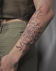 Mandala with the flowers ??? . . . . . #tattoo #tattoos #tattooed #tattooartist #tattooart #tattooedgirls #tattoolife #tattoist #instaart #instatattoo #bodyart #tat #tats #tatts #ink #inked #inkedup #inkedgirls #inklife #inkstagram #inkaddict #inkwell #inkedlife #tatooideas #Hamburg #hamburgtattoo #tattoopins #tattoogirl #finelinetattoo #mandala