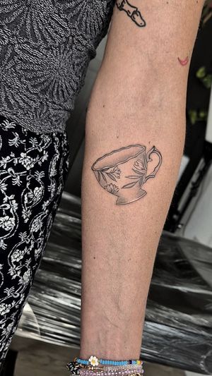 Fine Line, black and grey tea cup with botanical elements . If you like this style don't hesitate to send me a message 🖤