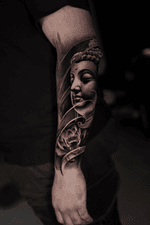 Realism / Surrealism , black & gray. Greek / Egyptian / Aztec / Roman Mythology. Arm, forearm / upper arm / bicep. Leg, quad /calf / chest / back / stomach. ————————————————————— Realismo/Surrealismo, negro y gris. Mitologia, Griega / Egipcia / Azteca / Romana. Brazo, antebrazo/brazo superior/bíceps. Pierna, cuádriceps/pantorrilla/pecho/espalda/abdomen. Times-Square, NYC: #Times Square #NewYork #Manhattan #Latino Artist #Professional Artist #Tattoos #BlackandGray #LargeTattoos #MediumTattoo 