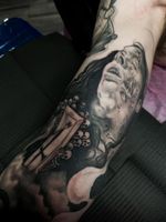 Sneak peek of this Black Death pandemic sleeve — almost finished! Just a few final touch-ups left. Stay tuned for the full reveal… can’t wait to bring this dark story to life. 🖤💀 DM to book 💌 @_gatorosa_tattoo #TattooSleeve #BlackDeathTattoo #DarkArt #TattooInProgress #PlagueDoctor #BlackAndGreyTattoo #TattooArtist #MacabreTattoo #RealismTattoo #AlbuquerqueTattoo