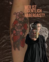 Man sieht hier viele Tattoos, aber garnicht nicht so oft die Person dahinter. Also hi, ich bin Stefan aka Habergaist und das @ink.af.atelier ist mein kleines kreatives Zuhause 🎀 Ich liebe illustrative, neotraditionale & traditionelle Motive mit warmen Farben, starken Outlines. Für mich bedeutet Tätowieren Vertrauen und genau das möchte ich auch zurückgeben ❤️‍🩹 Wenn du schon länger hier bist: Danki🫶🏻 Wenn du neu bist: Moini🫶🏻