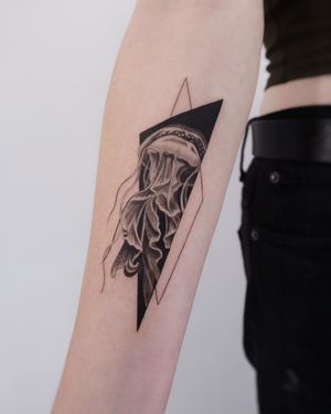 Abstract blackwork jellyfish tattoo with fine lines and geometric shapes by Constanza.