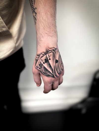 Hand banger from a few weeks ago ! Always love doing hand tattoos , so satisfying! . #realism #tattoodo #londontattoo #tattooartists #femaletattooartist #realistictattoo #blackandgreytattoos #playingcardart #blackworktattoo #handtattoo