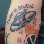 Yes, that is indeed an #Xfiles tattoo #ufo #spaceship #flyingsaucer #iwanttobelieve #scully #mulder #pureawesomeness done by Amalia Wendell
