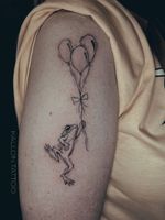 A little frog walking through your Instagram 🐸🎈 If you want an art created by me, contact dm @kallon.tattoo #tattoosandiego #sandiegotattoo #californiatattoo