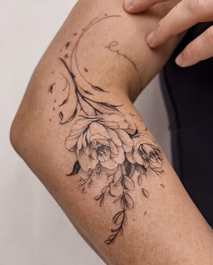 Elegant and intricate floral design by talented artist Alex Caldeira, combining fine line work with illustrative elements to create a beautiful bouquet tattoo.