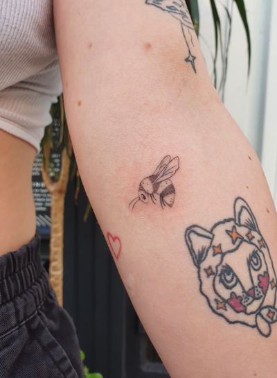 Single needle tiny bumblebee with fluffy fur made as cute as it can be, for you to not be able to stop staring at your new tattoo 🖤 #fineline 