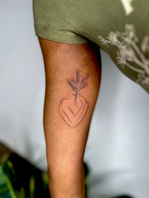 Fine line floral design on dark skin, portraying self love and empowerment by jadeshaw_tattoos.
