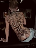 Ornamental backpiece done with some oriental flow and lots of flowers! Done in 6 sessions full day