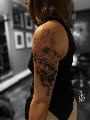 First Session on this Sunflowers Tattoo #abstracttattoo #sunflowerstattoo #floraltattoos #finelinetattoos #tattooartist #claudiafedorovici #tattooartistsamsterdam #tempesttattooamsterdam 