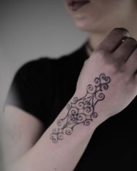 Handpoked • dot by dot
*not my design*
tattoo trade with @nikoltattoos
Ornamental design rework in a hand poked texture
Done @debutstudios
Flash and custom designs Welcome
London/Milton Keynes BOOKS OPEN
To inquire or book in, please DM or use the link in Bio.
#handpoke #londontattoo #miltonkeynestattoo #finelinetattoo #abstracttattoo