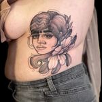 EINE ART COVER UP Danke liebe Theresa!❤️ für dein erneutes Vertrauen, die tollen Gespräche, für deine Unterstützung. . Eine tolle Möglichkeit drei Sachen, die ich sehr mag, zu verbinden.😍 -Frauengesichter -Freihand Anzeichnen -Cover Up . . Hat Spaß gemacht! . #tattoo #tattoostyle #coveruptattoo #blackwork #tattooedmoms #art