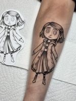 Had so much fun doing something a bit different this time 🖤 Loved working on this Coraline piece. I’d be super down to do more characters like this, so if you’ve got something in mind, hit me up! 🕷️✨ . . . #coraline #SpookyTattoo #GothicTattoo #CreepyCuteTattoo #DarkFairytaleTattoo #BlackworkTattoo #IllustrativeTattoo #AlternativeTattoo #CustomTattoo #TattooFlash #InkedArt #TattooInspo #AmsterdamTattoo #AmsterdamTattooArtist #TattooAmsterdam #NetherlandsTattoo #TattooNederland