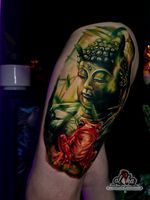 This piece, created during the @twice_the_magic_tattoo_expo , is a true convergence of nature and Asian philosophy Placed on the upper thigh, it features a serene Buddha head emerging from jungle foliage, accented by a vibrant red frog. Beyond aesthetics, this is a powerful amulet. The Buddha's wisdom guides the path to understanding life's essence, while the frog symbolizes resilience, independence, vitality, and prosperity. Together, they form a complex talisman of protection, abundance, success, and profound wisdom for the wearer. A huge thank you to my amazing model, Justyna, for the incredible endurance and trust! You wore this like a champ 🏆 Aloha Tattoo Studio- Thomas Palaniuk 