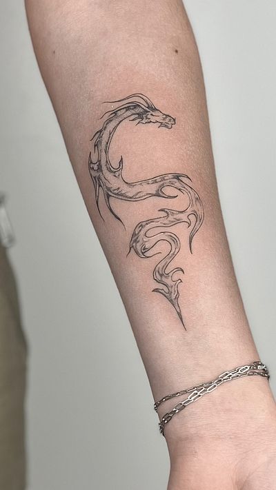 Abstract dragon on the forearm, done in greywash & white inks.
Done at B36 Tattoo on Melrose Ave. In Los Angeles!