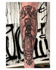 Santa Muerte de Luz🇩🇪 Berlin | @der_grimm_tattoo book open June | July | August .Supported by @barberdts_it @inkdoctortattoo .ᴇɴɢʀᴀᴠɪɴɢ ᴀɴᴅ ꜱᴛᴀɪɴᴇᴅ ɢʟᴀꜱꜱ ᴛᴀᴛᴛᴏᴏ.Guest | dates in the comments🇬🇧 London @sixtyink🇫🇷 Paris @la_perle_noire_studio 🇳🇱 Amsterdam @salonserpent.ttt🇮🇹 Bassano @sparkleytattoostudio .#engravingtattoo #stainedglasstattoo #barberdts #inkdoctortattoo