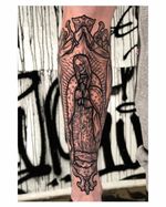 Santa Muerte de Luz🇩🇪 Berlin | @der_grimm_tattoo book open June | July | August .Supported by @barberdts_it @inkdoctortattoo .ᴇɴɢʀᴀᴠɪɴɢ ᴀɴᴅ ꜱᴛᴀɪɴᴇᴅ ɢʟᴀꜱꜱ ᴛᴀᴛᴛᴏᴏ.Guest | dates in the comments🇬🇧 London @sixtyink🇫🇷 Paris @la_perle_noire_studio 🇳🇱 Amsterdam @salonserpent.ttt🇮🇹 Bassano @sparkleytattoostudio .#engravingtattoo #stainedglasstattoo #barberdts #inkdoctortattoo