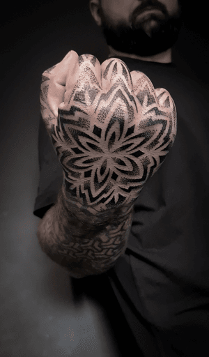 Tattooed mandala hand
#hand #mandala #dotwork #finger #knuckle #dot #main #geometric #ornament #ornamental #ornement #ornemental