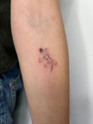 Get inked with a striking blackwork lizard design by Ellie Shearer, expert in illustrative tattoos.