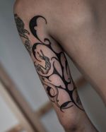 • dark botanical filler • 🍂 [freehand drawing] @_ohana_atelier_ . Thank you for giving you some dark leaves. May the nature take care of your other tattoos. . . . #tattoo #botanicaltattoo #darktattoo #freehandtattoo #freehanddrawing #inked #freshink #blackworktattoo #tattooinspiration #tattooideas