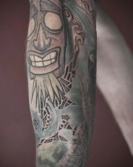 • microornaments to abstract smoke • [Zwischenräume] by @timbo.tattoo . @brndnbrg ist schon viel rumgekommen und hat sich in Kolumbien, aber auch hier lokal seinen kompletten Arm zuhaken lassen. Jetzt habe ich die Ehre alle Zwischenräume mit meinem Stil zu füllen. Hier ist der Anfang. Ich habe mikroornamentale Strukturen langsam in abstrakte Linien übergehen lassen, sodass es aussieht, als würden sich die Formen in Rauch auflösen. Die Vorlage habe ich vorher freihand gezeichnet. Jetzt aber genug künstlerisches Geschwafel. Mamu bis die Tage. Hab dich lieb :) . #tattoo #tattooinspiration #tattooideas #tattooartist #artistsoninstagram #inked #microornaments #mosaictattoo #ornamentaltattoo #tattooosnabrück #jerstattoos #osnabrück #abstractlines