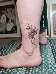 Chrysanthemums are the flower of November ♡ To celebrate Benjamin, and after finishing her breastfeeding journey, Kate came to mark this important moment in her life. Thank you for trusting me with something so meaningful. It was lovely to meet you, dear. ♡ #chrysantemumtattoo #tattoolondon #LondonTattoo #LondonTattooArtist #finelinetattooartist