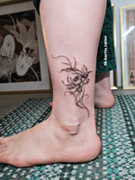 Chrysanthemums are the flower of November ♡ To celebrate Benjamin, and after finishing her breastfeeding journey, Kate came to mark this important moment in her life. Thank you for trusting me with something so meaningful. It was lovely to meet you, dear. ♡ #chrysantemumtattoo #tattoolondon #LondonTattoo #LondonTattooArtist #finelinetattooartist