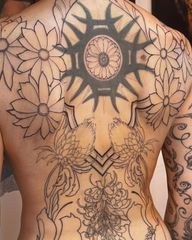 Dos en cours avec deux petits covers 🍂 ______#flowers #fleurs #tattoo #liner #tatouage #ink #inked #backtattoo #cover