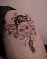 Japoński kot z fleszy wleciał do kolekcji @malczento.eats 🤍✨ Zapisy maj/ czerwiec/ lipiec @muka_studio 🌙 Insta: DM 📧 halozagorskabooking@gmail.com . . . #cattattoo #instacat #catstagram #zagorska #cracowtattoo #tatuazekrakow