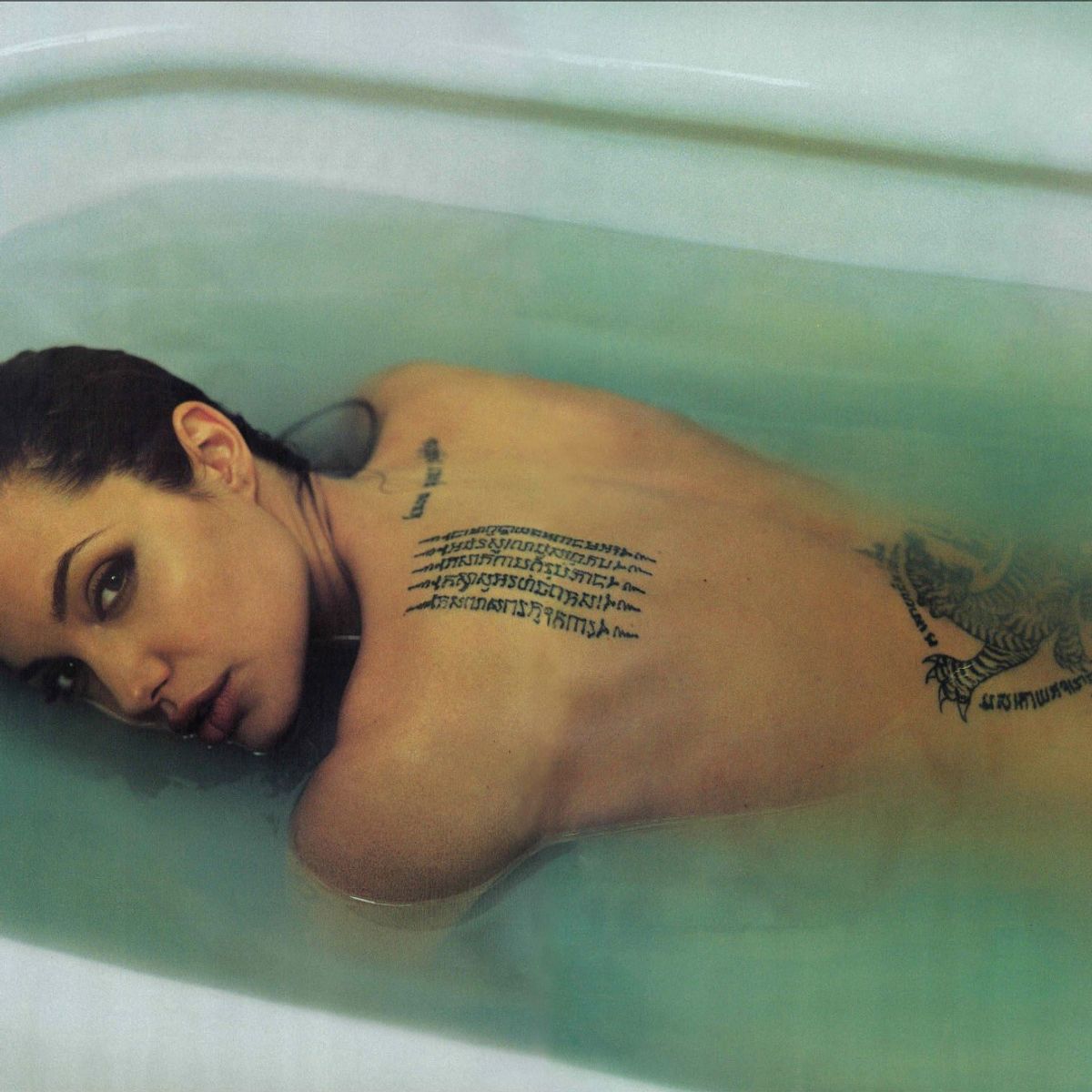 Энни Лейбовиц Анджелина Джоли в ванной