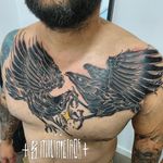 Tatuaje realizado por: Diego Rubio #8milimetrostattoo #madrid #chest #blackandgrey #birds