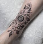 Thank you for the trust 🙏 #flowertattoo #floraltattoo #finelinetattoo #tattooartist #sunflowertattoo #dotworktattoo #blackandgreytattoo #bromleytattoo #londontattoo #bromley #brightontattoo