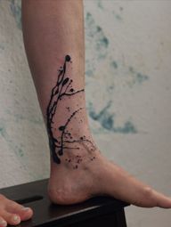 Little leg addition for Jana! There is always a space for a splatter Bookings via mail or dm💜 #splattertattoo #abstracttattoos #abstracttattooing @blaxtractattoos #abstracttattooart #abstracttattooartist #berlintattooers #berlintattoo