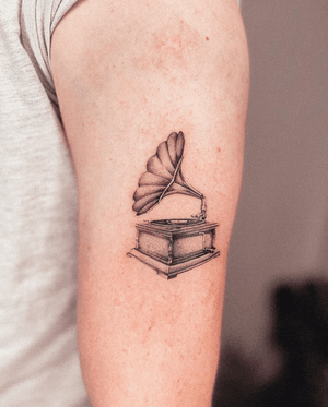 Expertly done black & gray tattoo of a gramophone by Alex Caldeira for music lovers.