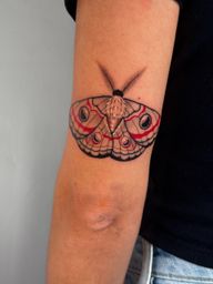 Moth and text for @ebonycrummyxo ❤️ tattooed @thestoryofus.mcr DM to book in!
.
.
.
#moth #mothtattoo #scripttattoo #manchestertattoo #customtattoo
