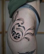 • colliding elements • [freehand drawing] @_ohana_atelier_ . This was a start of new horizons. A piece with my signature, micro mosaic, combined with some stippled baroque plants. Thank you for giving me the opportunity to draw on your body completely freehand with no previous design. . I live it that more and more clients want to habe these kind of design process and the resulting tattoos. . #tattoo #freehandtattoo #bodyflow #baroquetattoo #micromosaic #ornamentaltattoo #botanicaltattoo #inked #tattooideas #tattooartist