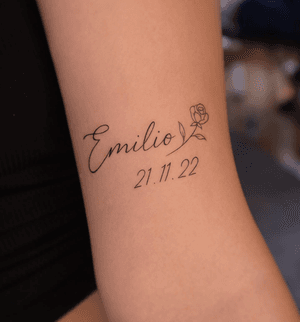 A delicate tattoo with small lettering displaying a significant date, done by artist Constanza.