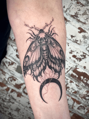 Death omen 💀 . . . . . #deathsheadmoth #moth #mothtattoo #gothic #gothictattoo #finelinetattoo #jgoth #spooky #bugtattoo