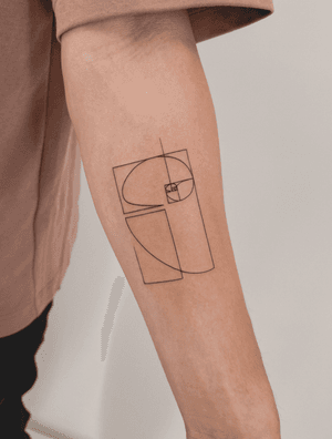 Fine line geometric tattoo featuring the Fibonacci spiral and golden ratio, expertly crafted by Alexey.