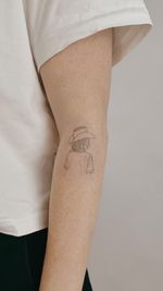 Small cowboy girl with a cowboy hat on the forearm