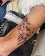 Love love loved doing this beautiful lotus on you Annie! Can’t wait to add more to this. A little red here so I can’t WAIT to see it healed up 🤗 Thanks again for trusting me with this one ✨ • • • #tattoo #blackwork #blackworktattoo #tattoos #tattooartist #tattooideas #tattooflash #flashart #flashtattoo #lotus #lotusflower #lotustattoo #lotusflowertattoo #whip #whipshaded #3rlshading