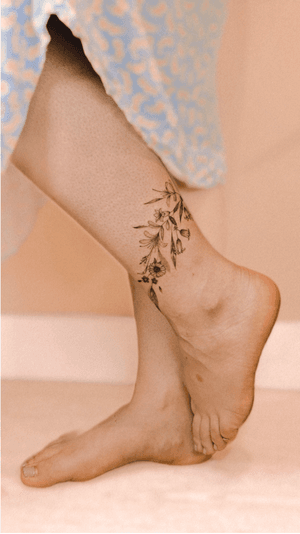 Fine line floral anklet with honeysuckle, bluebells, daisies and forget-me-not flowers, free-hand design