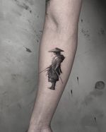 🗡️ Silence before the storm. A samurai in deep reflection. Microrealism in NYC. DM to get tattooed. #samuraitattoo #realismtattoo #blackandgreytattoo #tattoonyc #microrealism #samuraiart #tattooartistnyc #inkedmag #bushido