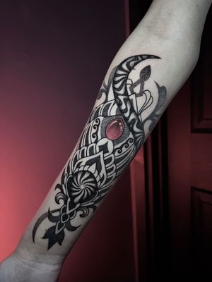 Exquisite dotwork design featuring a beautiful jewel motif surrounded by intricate patterns, created by the talented artist Hamid.