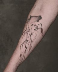 Handpoked • No machine
Abstract fire horse on forearmPlaying with line weights and mixing shading styles to bring movement and texture into this unique handpoke piece :)
Done @alma_____studio Flash and custom designs WelcomeTo inquire or book in, please DM or use the link in Bio. #handpoke #handopoketattoo #handpokelondon #handpokeartist #stickandpoke #flashtattoo #TattooInspiration #abstracttattoo #flowytattoo #customtattoo #londontattoo #hongkongtattoo #hongkonghandpoke #紋身 #香港紋身 #手刺