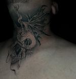 Neck piece for Noah — snake, wings & katana ⚔️ Balance of danger and freedom 🐍🪽 He sat like a champ for this one 🔥 DM @_gatorosa_tattoo #tattoo #necktattoo #snaketattoo #wingtattoo #katanatattoo #blackandgreytattoo #tattooartist #tattooart #tattoodesign #tattooed #tattoostyle #inked #inklife #tattoolover #tattooideas #tattooartistalbuquerque #albuquerquetattoo #newmexicotattoo #goldenneedletattoostudio