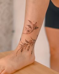 Piękne delikatne kwiatki, to coś co zawsze tatuuje z wielką chęcią!Zrobione w @florabydgoszcz #polishtattoo #polishink #polandtattoos #polandtattoos #bydgoszcztattoo #creativetattoos #fineliners #finelinetattoo #tatuażdelikatnekwiaty