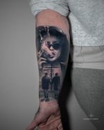 Fight Club – Forearm Tattoo A cinematic black and grey realism piece inspired by Fight Club, combining the mysterious smoking woman with the final scene silhouette of two figures holding hands. A visual reflection of chaos, connection, and rebellion — detailed with smooth shading and dramatic depth. Tattoo by London artist Roudolf Dimov.