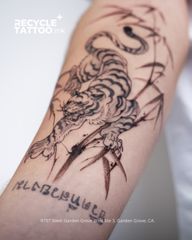 Not every strength needs noise. Some just sharpen themselves in the dark, then step out — precise, fearless, inevitable. #recycletattooink #blackworktattoo #tigertattoo #minimaltattoo #orangecountytattoo gardenGroveTattoo
